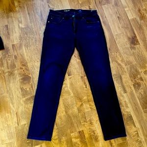 Black skinny jeans. Ideal for everyday. Dress up or down.